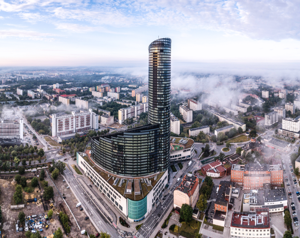 Avison Young doradzał Develii przy sprzedaży Sky Tower do Adventum